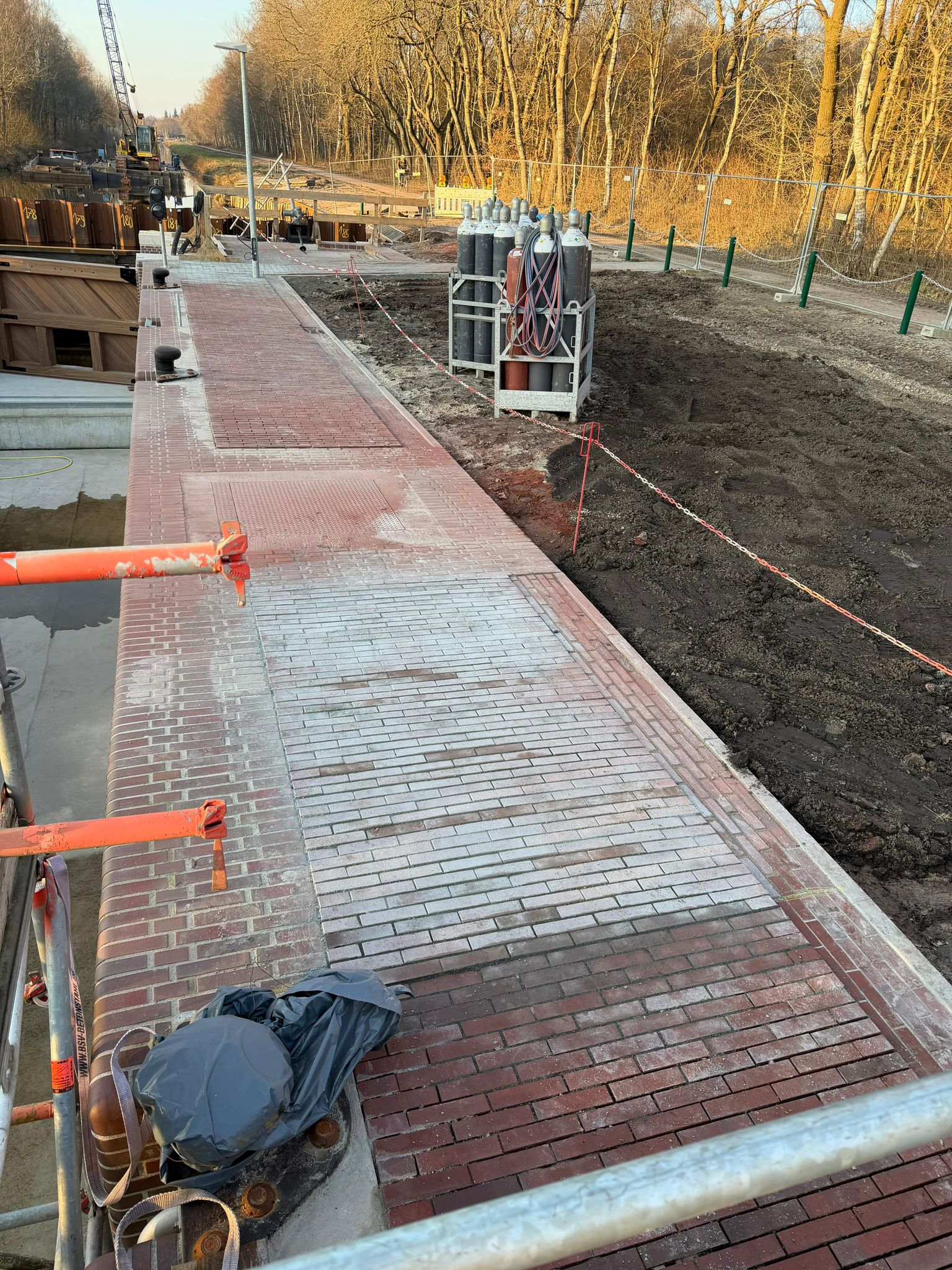 Pflasterarbeiten an Brückenbauwerk